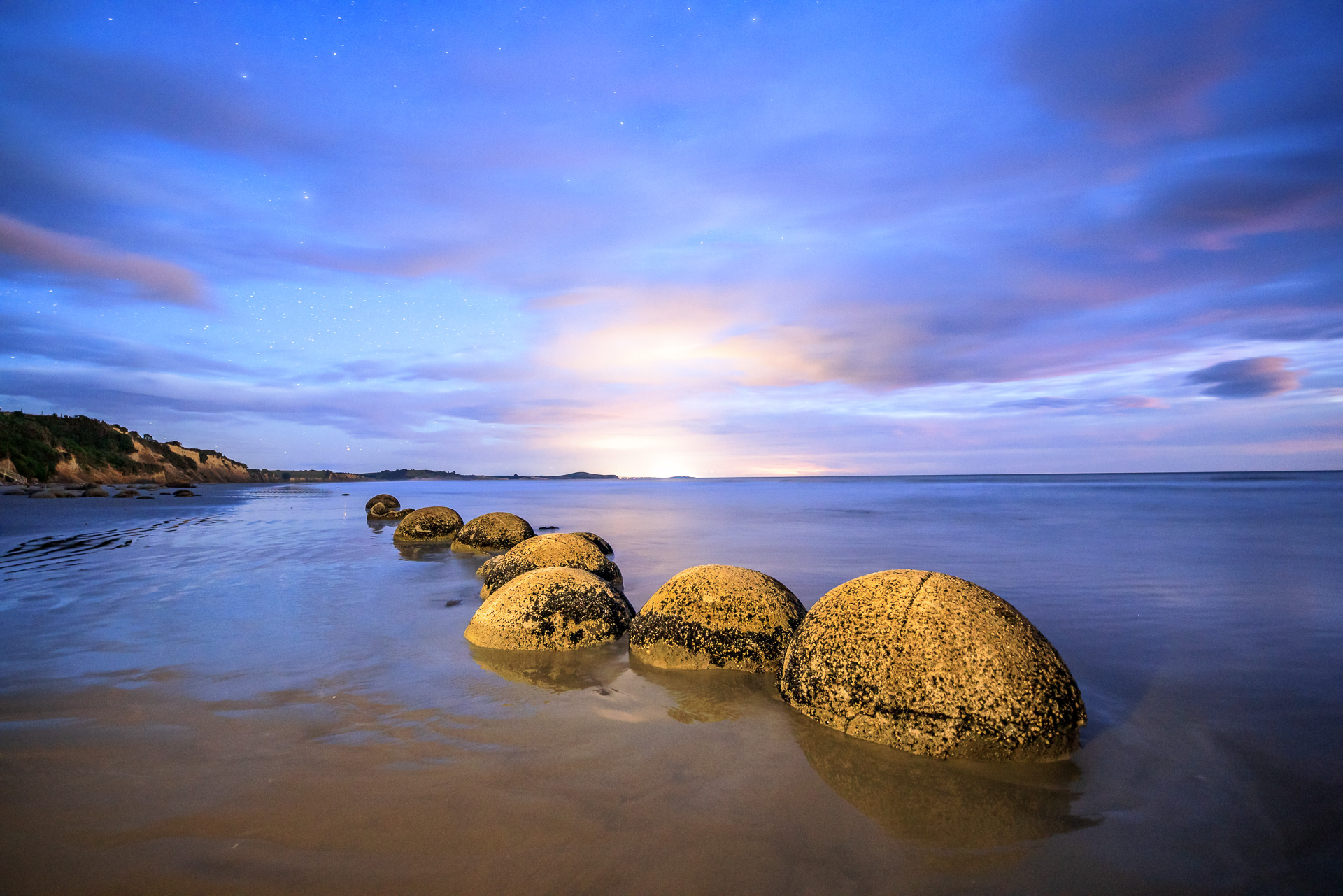 Dawn Moeraki Boulders Beach
